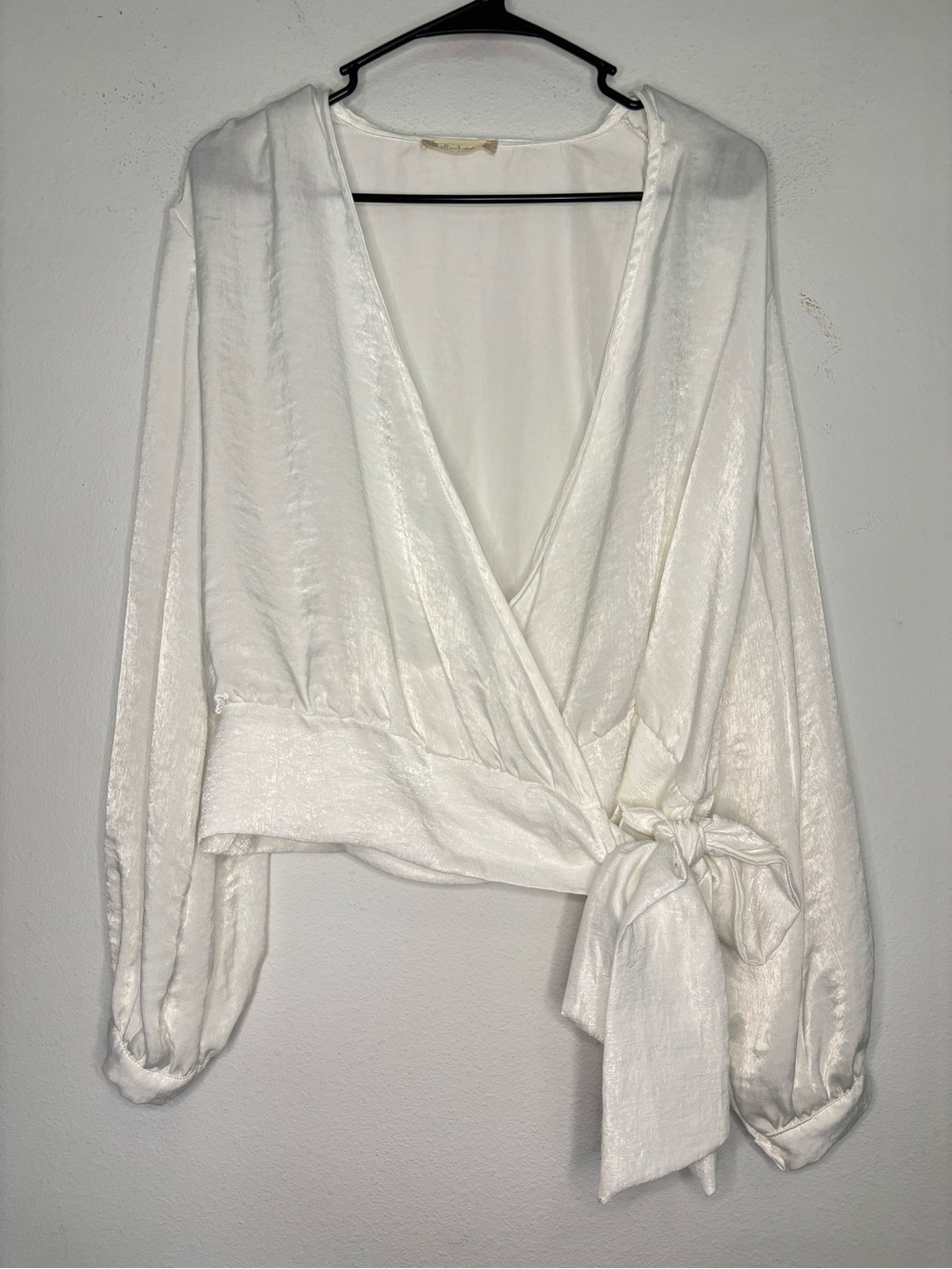 ALTAR’D STATE WHITE SILKY TIE FRONT WRAP LONG SLEEVE BLOUSE SZ LARGE